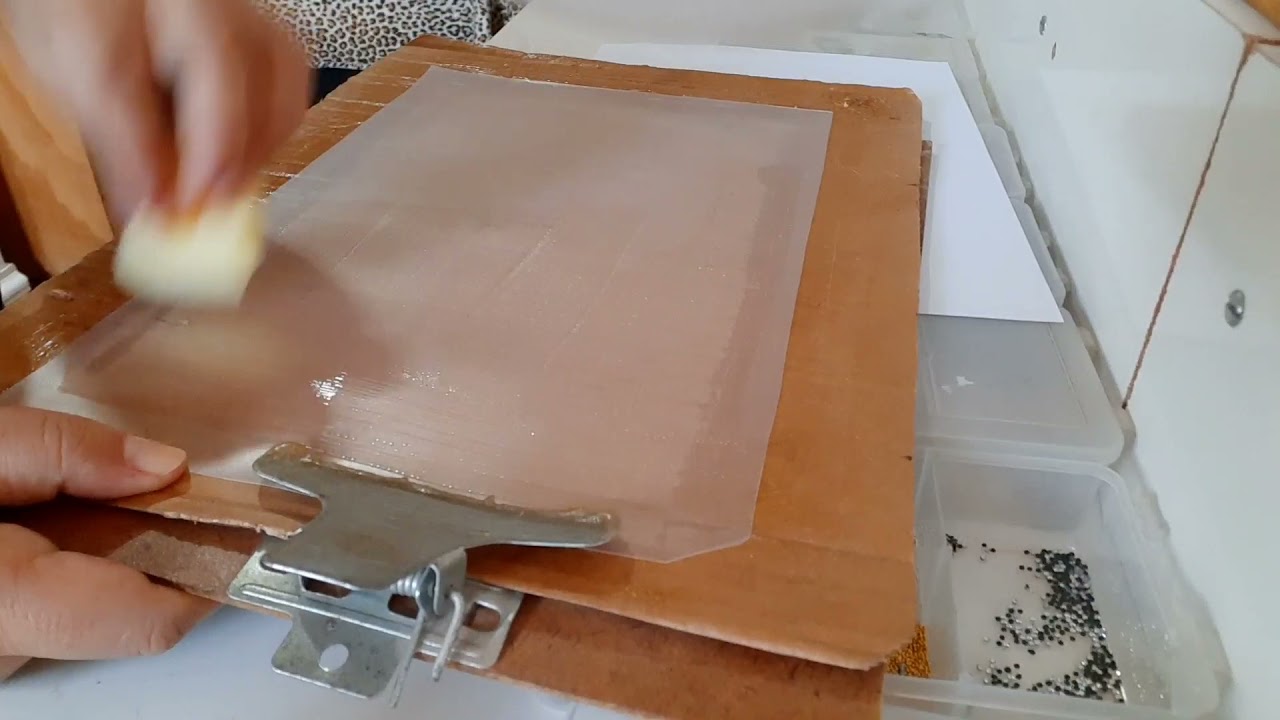 Como preparar a pasta L para fazer películas para unhas impressas