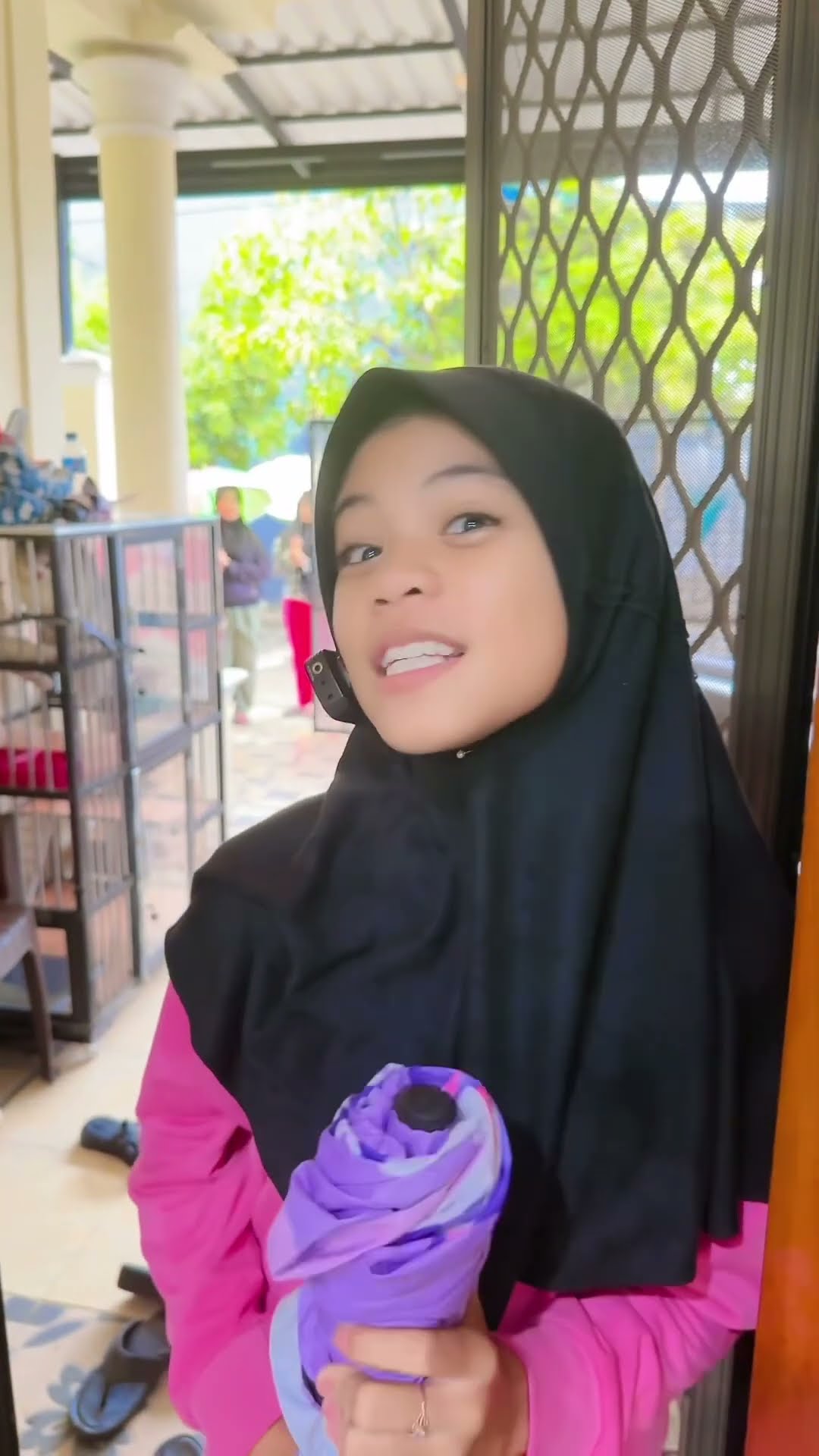 SERUNYA MAIN HUJAN PAKAI PAYUNG
