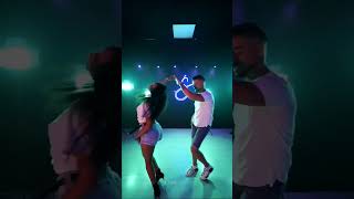 Cuéllar y Nuri bailando BACHATA en Asento Academy