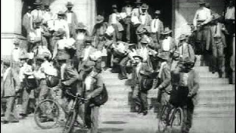 Carriers leaving building, U.S.P.O. (Version 2) ca. 1903.