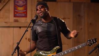 Video voorbeeld van "Wyclef Jean, Daryl Hall, Shane Theriot, No Woman, No Cry"