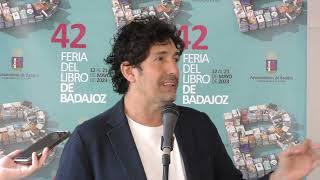 César Bona visita la Feria del Libro de Badajoz