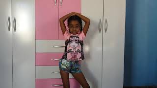 Laura Laine Dançando Baby Shark