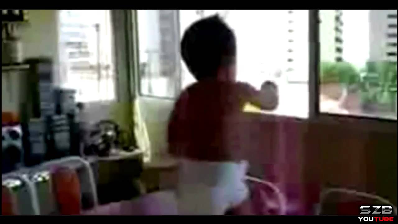 Клип малыши в памперсах танцуют. Малыши в памперсах танцуют. Танец малыша в памперсах. Малыш танцует в памперсе в ютубе. Малыш танцует в ванной
