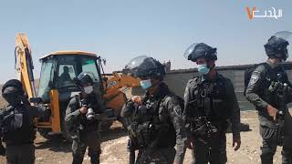 قوات الاحتلال تعتدي على النساء وتهدم حظيرة أغنام في مسافر يطا جنوب الخليل