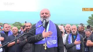 Բագրատ սրբազանը Սարդարապատում երգում է Հայաստանի օրհներգը