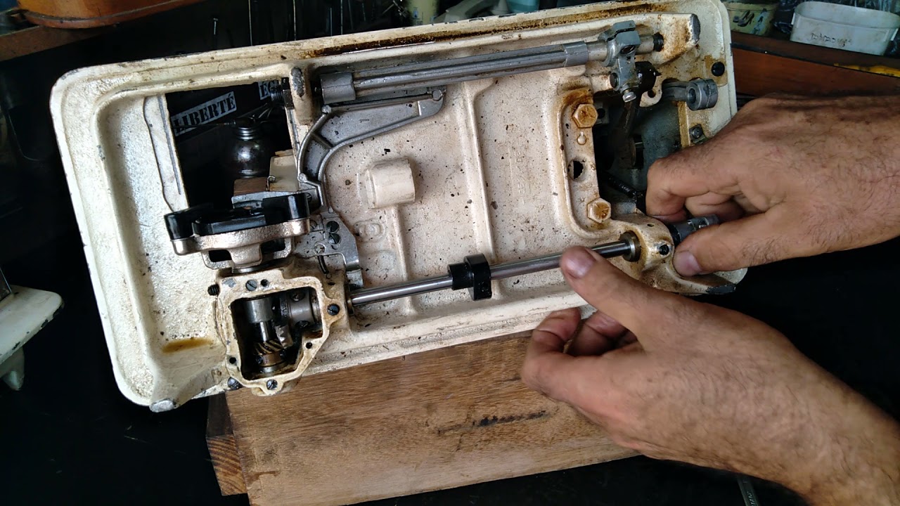 Tirando o Bloco e a engrenagem da lançadeira da máquina de costura Elgin Genius, Super Zig e Zigzag