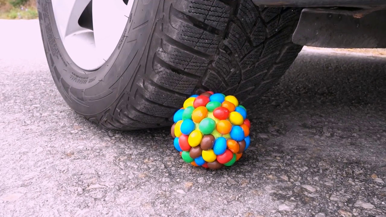 раздавил машина игрушки. предметы под машиной. человек чинит машину. предметы под машиной. автомеханик под машиной.