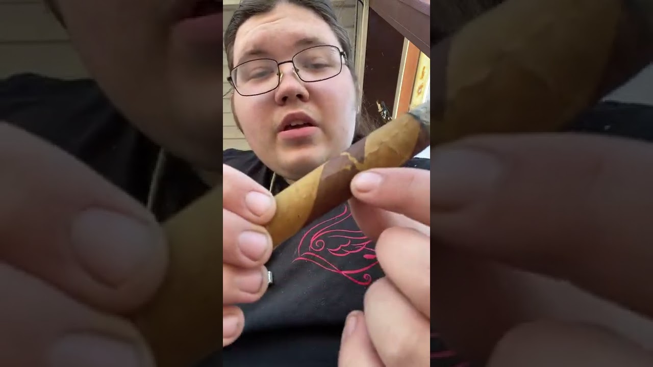 A review of one of my favorite cigars for my fellow knife enthusiasts and cigarests ￼