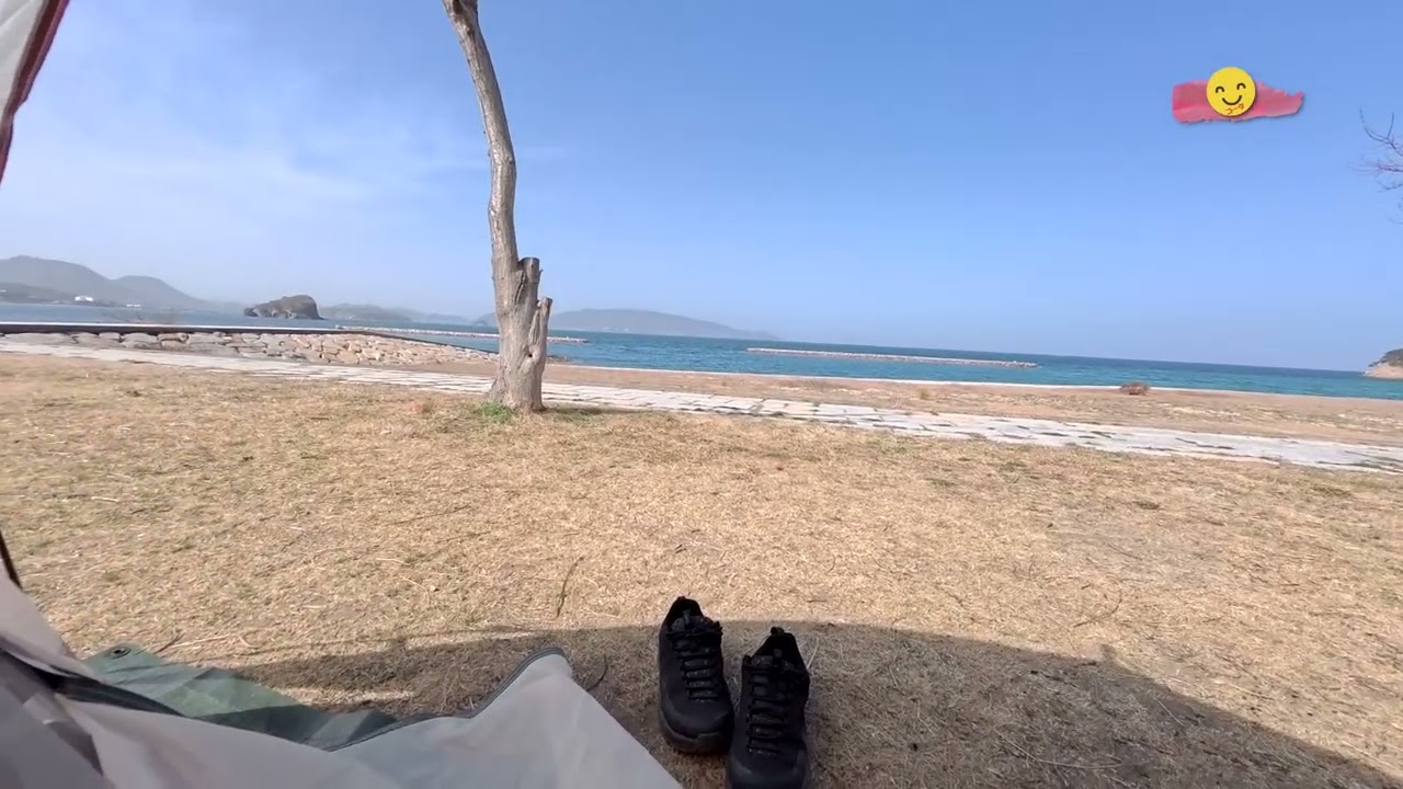 天気はよくて　気温は　そこそこあるはずなんだけど　風が強すぎて　荷物を置いとかないと　　　テント飛ばされそうやったわ。　　　もう少し　風が収まってたら　　　　もっとのんびりできたんだけどな。　山田海岸