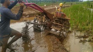 Traktor joki muda menggunakan gelebeg saat membajak sawah.