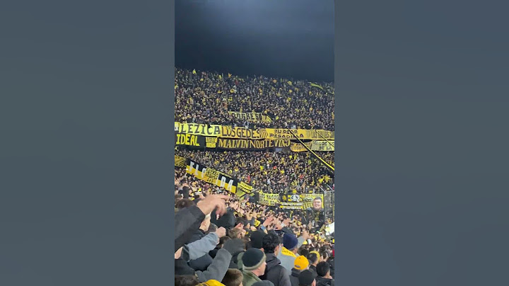 Esta banda está loca! Mientras Leo Fernandez se apronta para levantar el corner 🖤💛🪄 #estoespeñarol