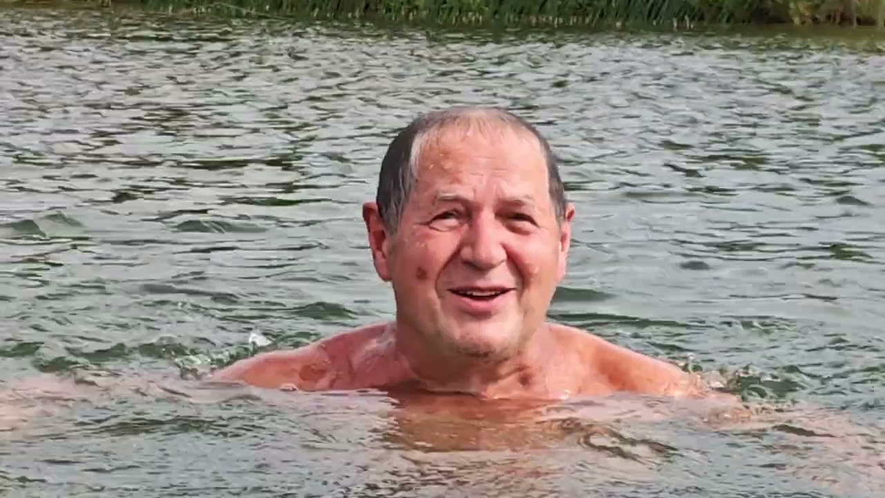 Вода, кругом вода.Дедушка занырнул!