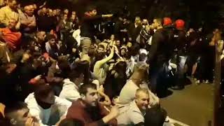 Noche encendida en el barrio de Repélega