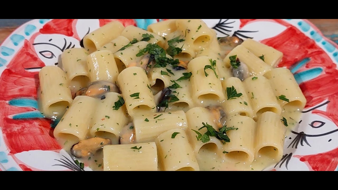 Cucina Italiana Mezze Maniche con Cozze e Crema di Patate - YouTube