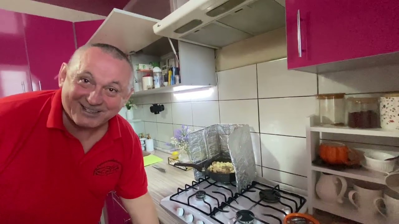 Муж Готовит обед на Кухне, а я за Кадром