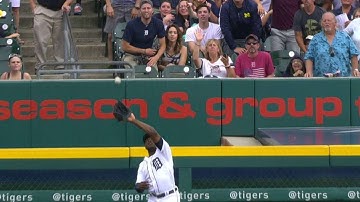 SEA@DET: Upton makes a nice jumping grab at the track