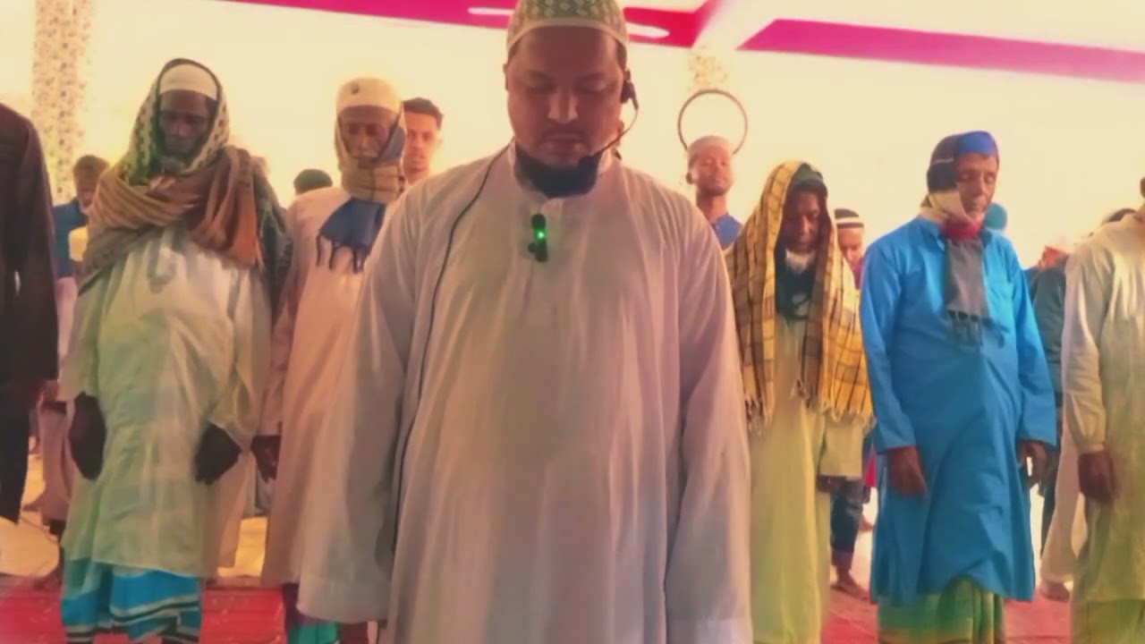 জুমার সালাত আদায় করতে হয় জামাতে। জুমার সালাতের দৃশ্য। 