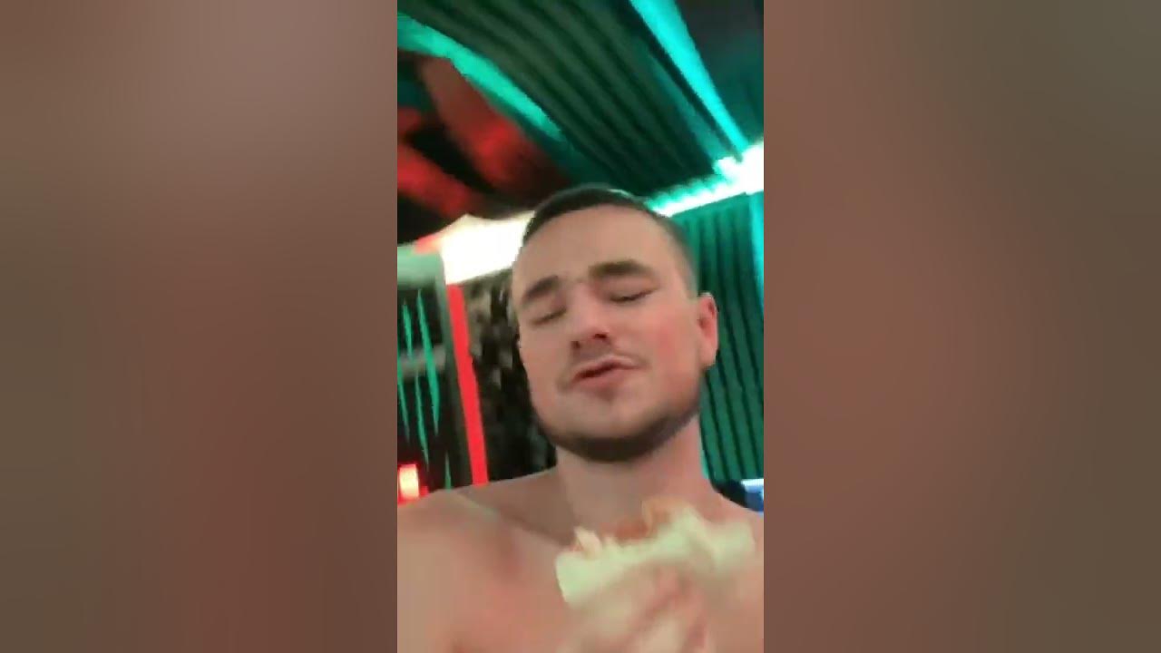 Don de Jong danst in zijn nieuwe studio YouTube
