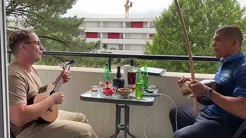 Musica Dendê na Roda no cavaquinho e berimbau