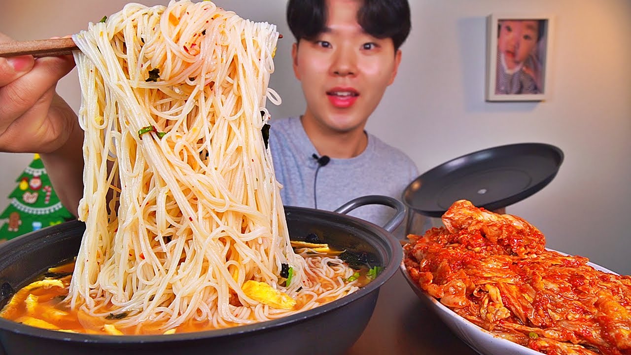 잔치국수랑 맛나게 익은 김장김치 쥑인다 증말.