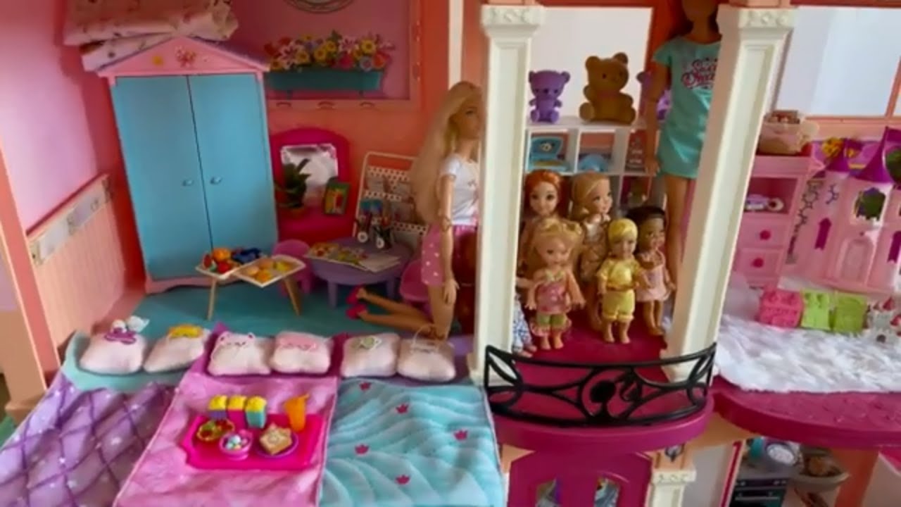 A festa no andar de cima! Novelinha da boneca Barbie em português 