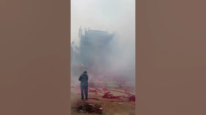 Chinese celebrate the festival "Spring Festival" by setting off firecrackers 🧨 fireworks 🎆 - DayDayNews