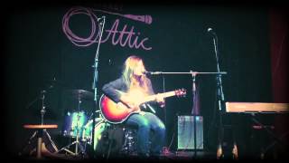 Magda Czula - 'Hold Me' Live in Hackney Attic