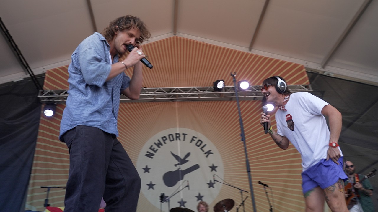 Evan Honer & Medium Build, "Pull Me Out" live from Newport Folk 2026 auf YouTube ansehen Evan Honer & Medium Build, "Pull Me Out" live from Newport Folk 2026 auf YouTube ansehen