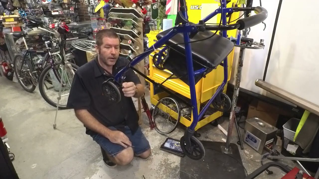 Ремонт тормоза на ходунках Drive #R726BL с использованием заводских деталей.