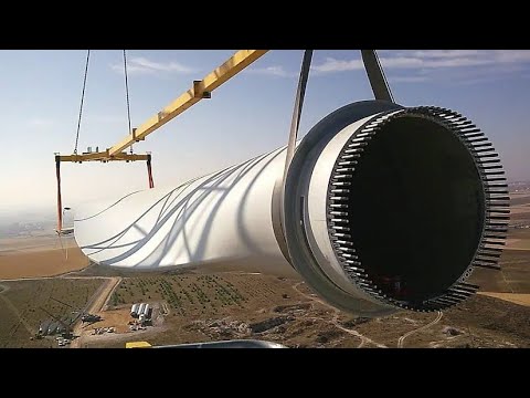 Instalação de novo gerador eólico manutenção da turbina do moinho de vento  canteiro de obras com guindastes para montagem da torre do moinho de vento  energia eólica e energia renovável