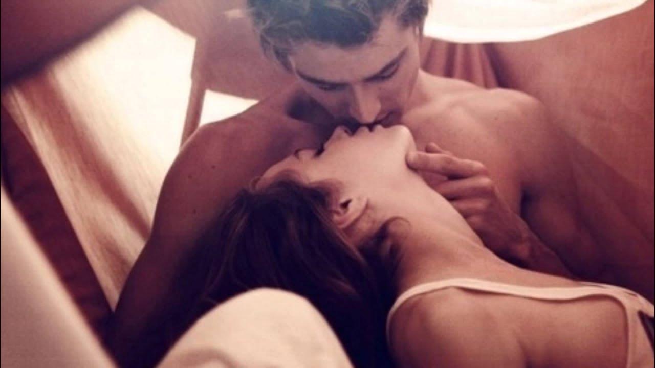 целовашки в губы с языком засосало кровати