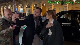 Jennifer Lopez take pictures with fans has she go dinner #jenniferlopez #jlo #benaffleck #paparazzi