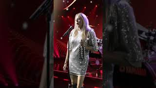 Archive of Raized Wrong Performs - You Make It Feel Like Christmas by Gwen Stefani and Blake Shelton