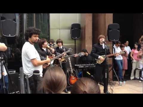 Banda ZoomBeatles tocando I Want To Hold Your Hand, na frente do prédio do UOL! - 15/03/13