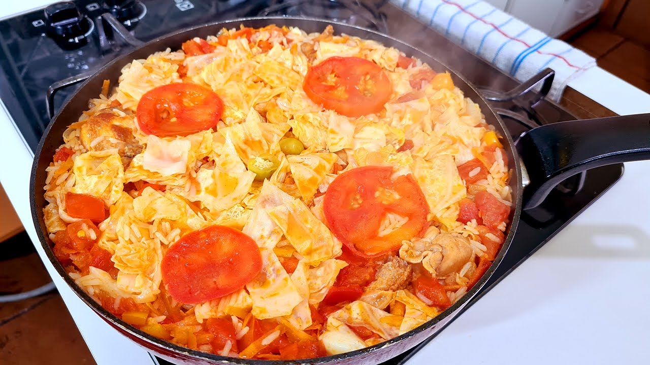 Almoço feito na frigideira Frango frito com arroz simples e delicioso