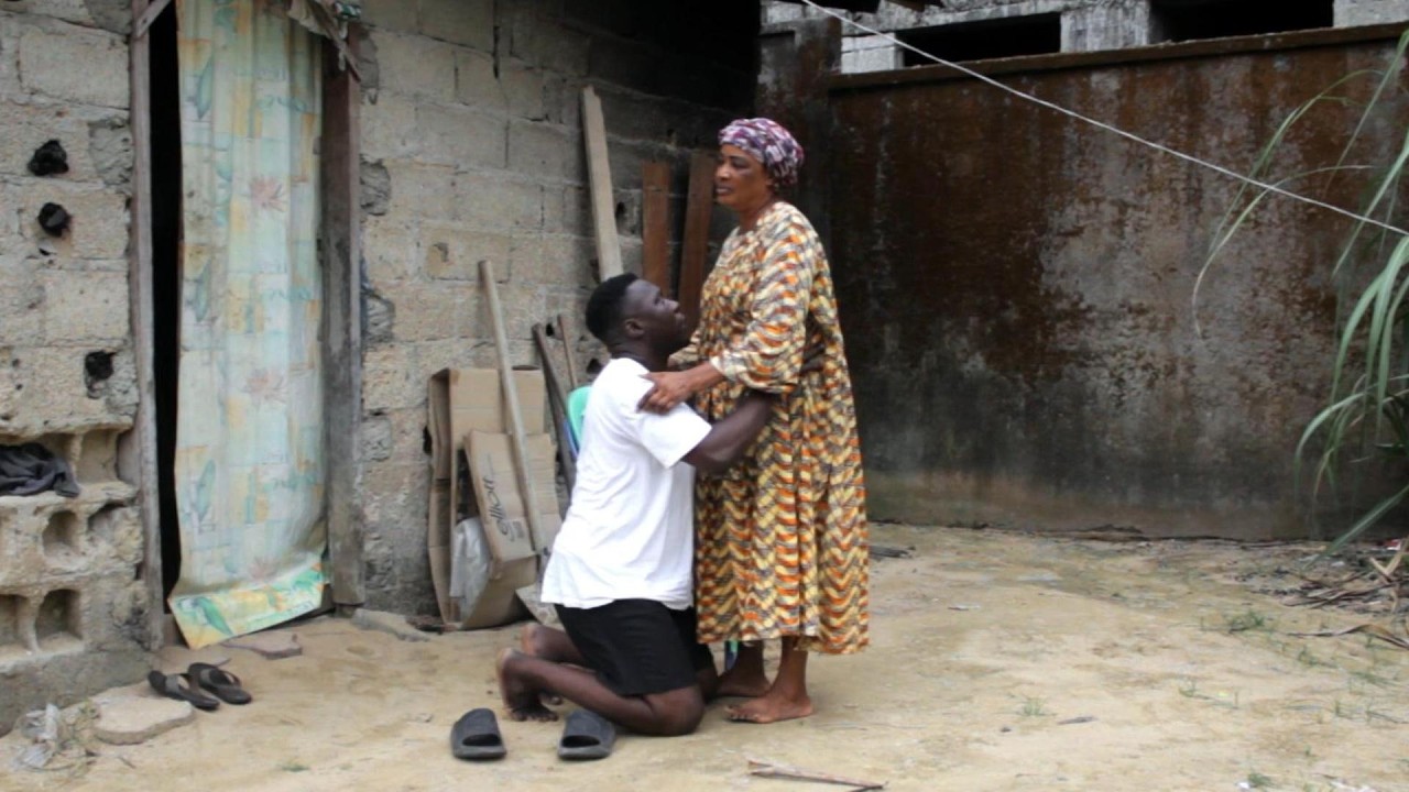 Il abandonne sa mère pour sa belle mère