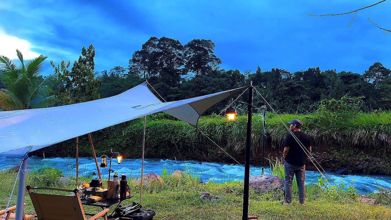 CAMPING DI PINGGIR SUNGAI MENIKMATI BERENANG DI SUNGAI DENGAN HUJAN DERAS