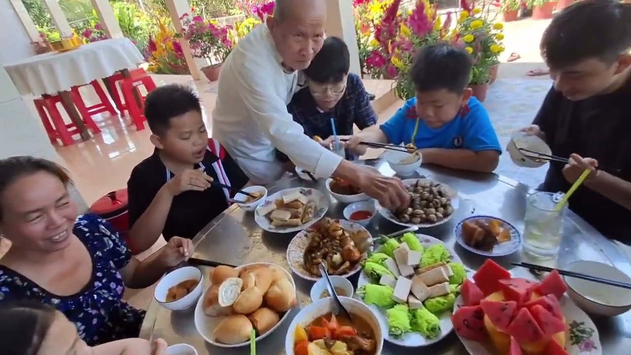 Mùng 2 tết nguyên đán gia đình ông 8 qua chơi