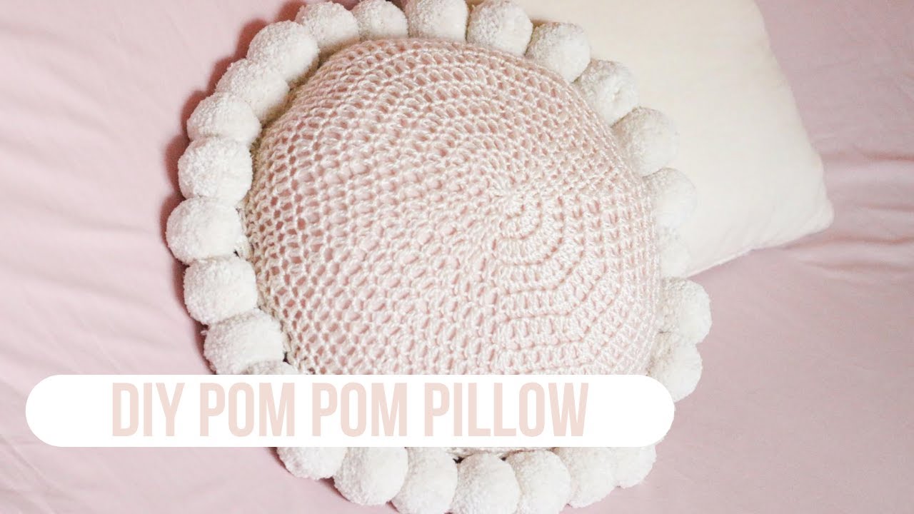 DIY Pom Pom Pillow | MAGGIE JEFFERY