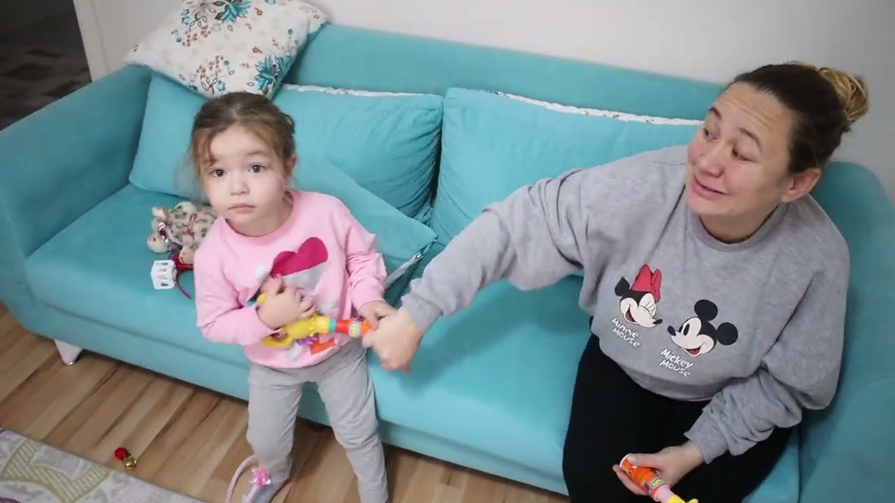 GİZEMLİ İKİZ EVİMİZE BASKIN YAPTI !! ANNEM YARAMAZ OLDU HAPSE ATTIK !!