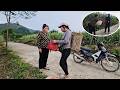 Hang's mother had her handbag snatched by a stranger, and Hong helped her.