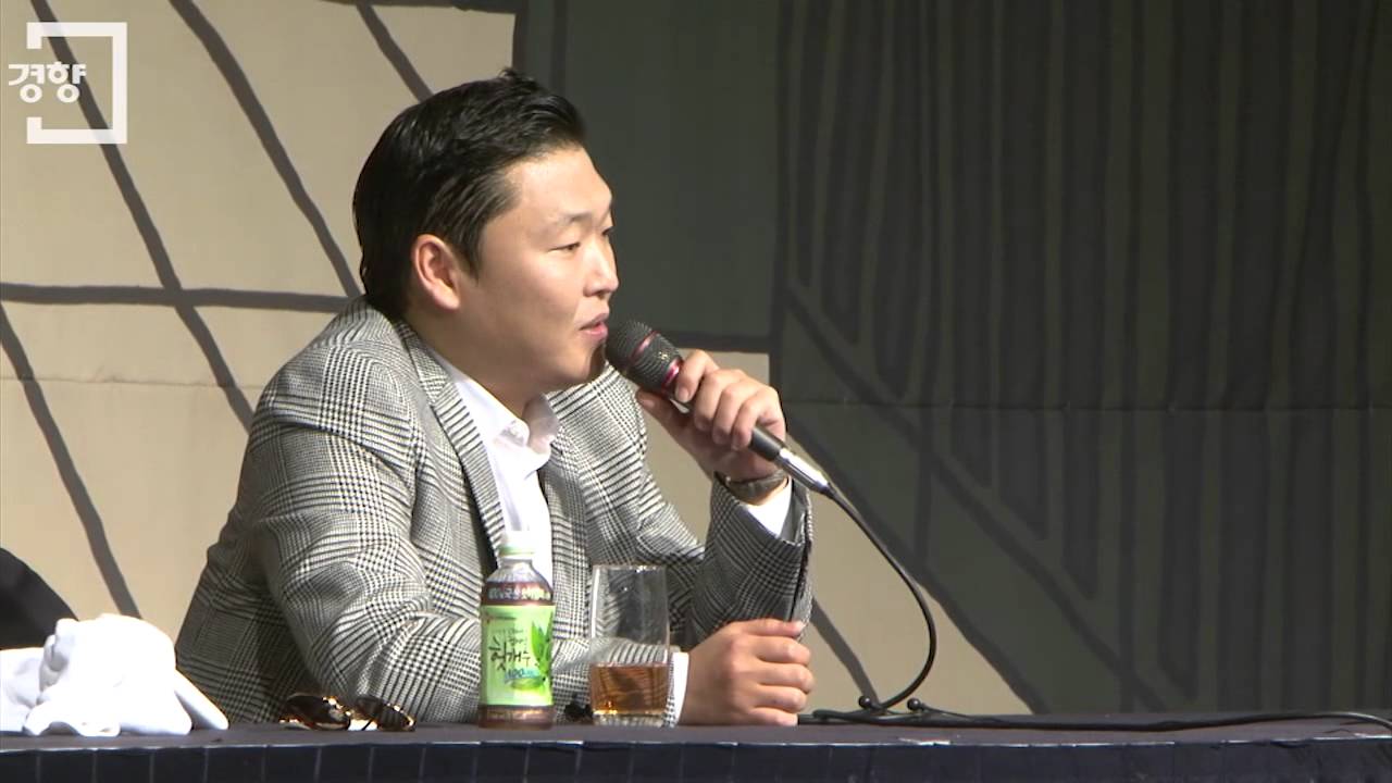 [경향신문]'국제가수' 싸이, 외신기자 질문에도 '척척'