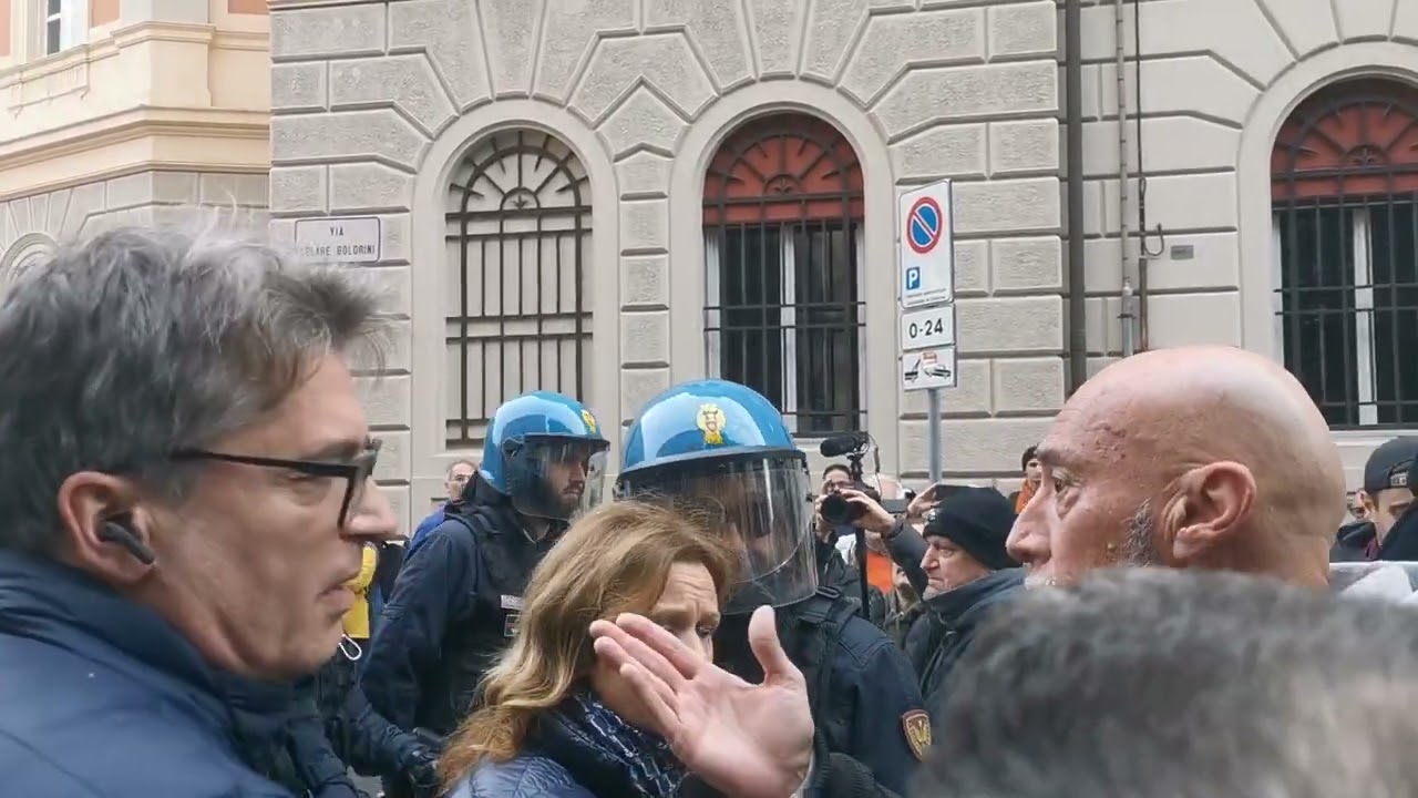 Bologna, il leader di estrema destra: «Abbassare gli scudi» e gli agenti eseguono