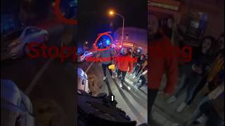You Won’t Believe How This Police Officer Stopped the Fight 😱🚨