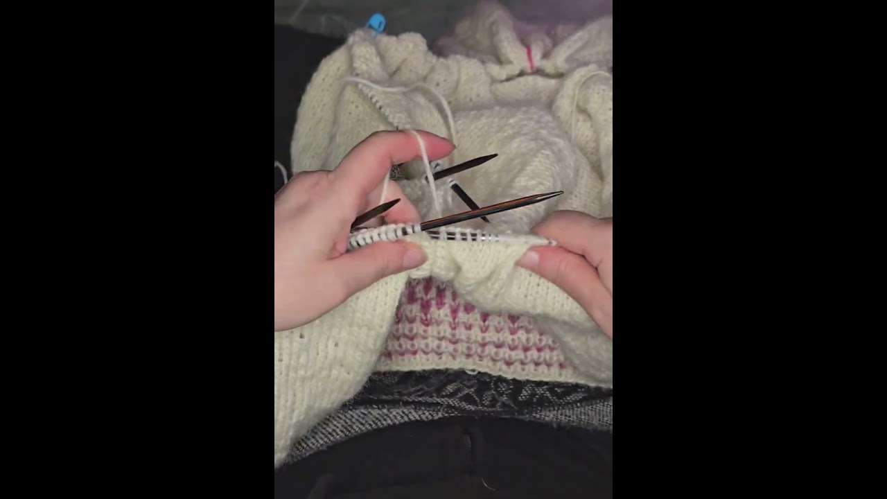 Kaarrokeneuleen kainalon sulkeminen ja hihan liittäminen yhdistämiskerroksella