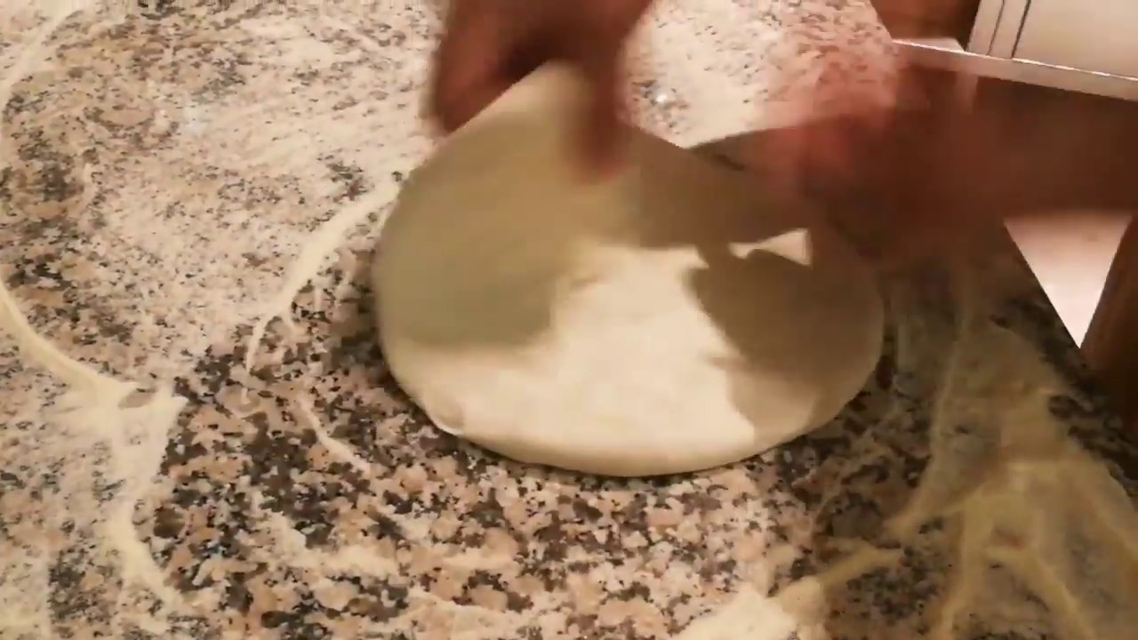 פתיחת בצק לפיצה Opening - hand stretching pizza dough