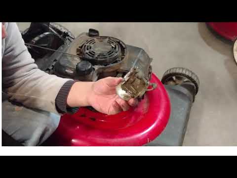 Video: ¿Dónde está el filtro de combustible en una cortadora de césped Yard Machine?