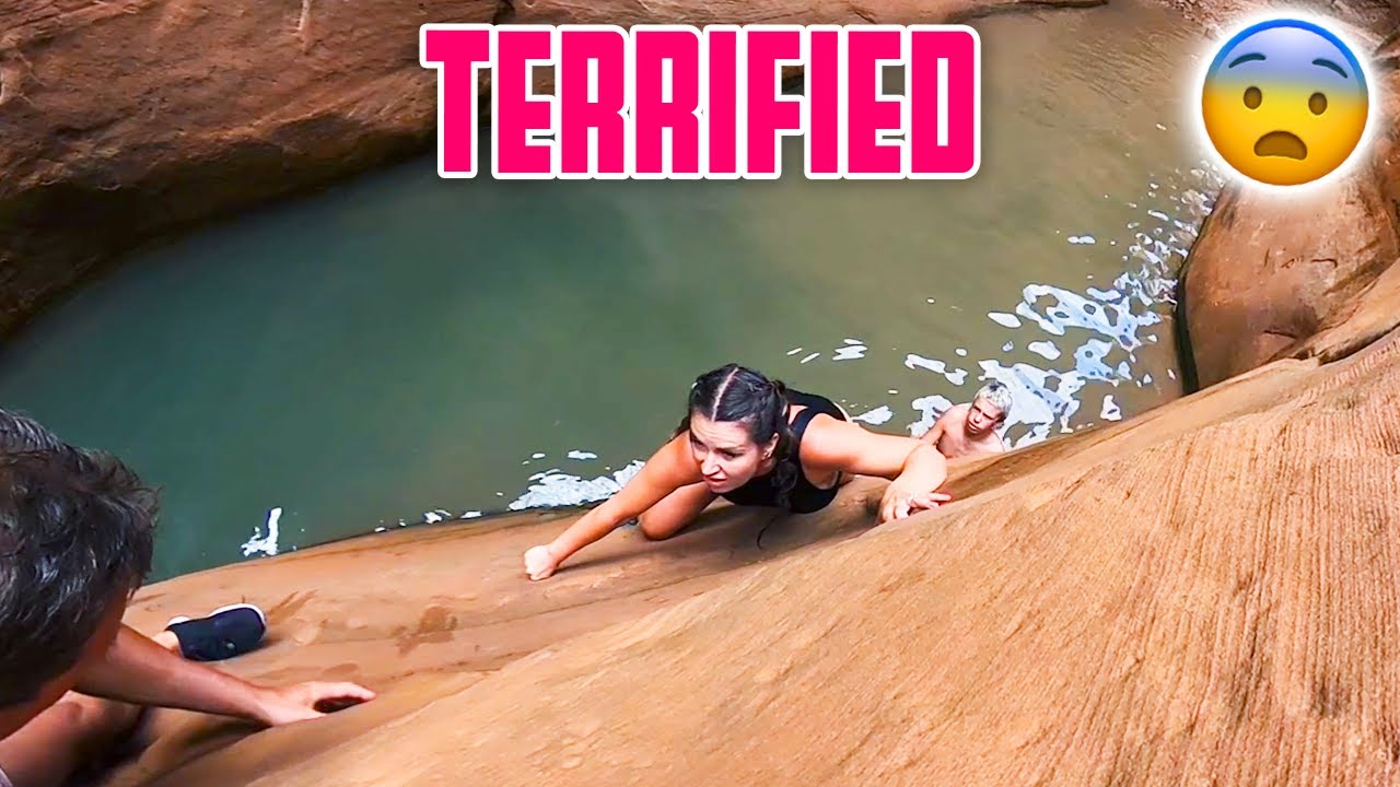 МАМА ПУГАЕТСЯ, ПОДНИМАЯСЬ НА НЕУСТОЙЧИВУЮ СКАЛУ | 7-ЛЕТНЯЯ ДЕРЖИТСЯ ЗА СПИНУ ПАПЫ, ЧТОБЫ НЕ УПАСТИ