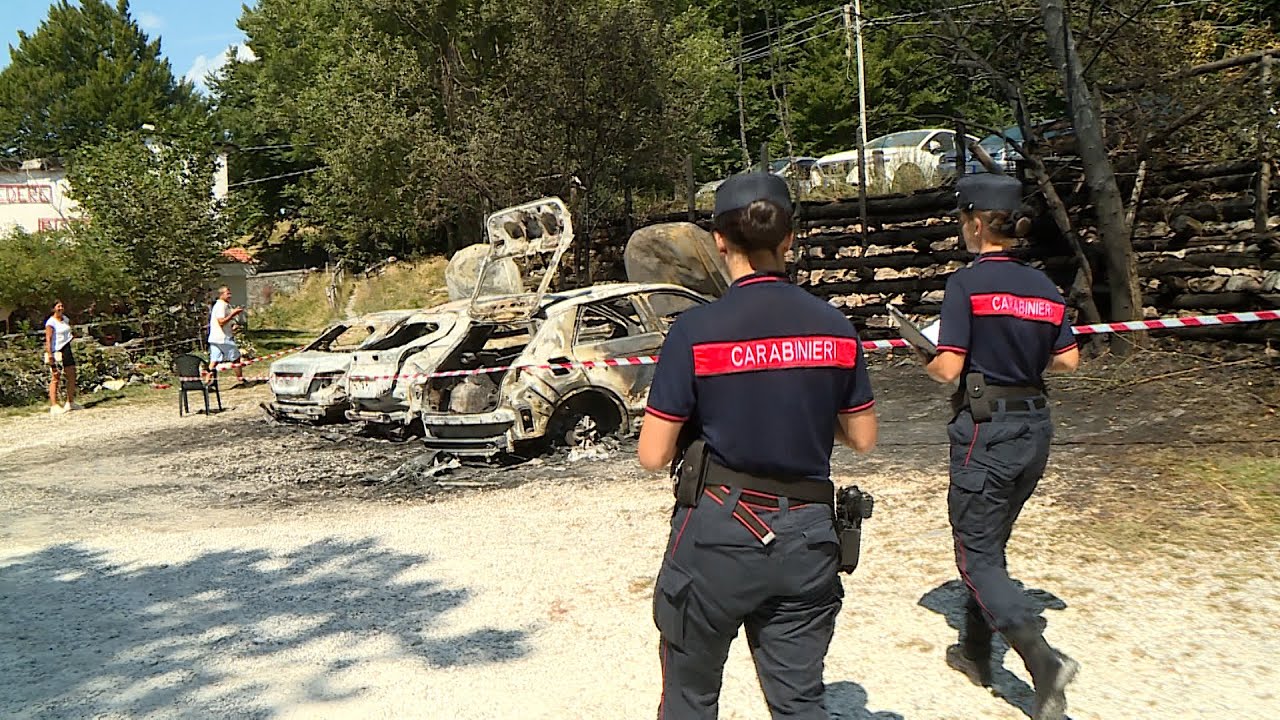 Ferragosto di paura a Campocecina, a fuoco tre auto